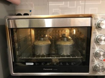 step8: 放入焗爐，如用10cm戚風模，爐溫為：
先用上火 150，下火130焗10分鐘
之後上火 130，下火110焗30分鐘


如用14cm或17cm戚風模，爐温為：
160度10分鐘，130度35-40分鐘
                         或
先用上火160，下火130焗10分鐘
之後上火130，下火110焗35-40分鐘