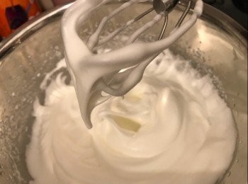 step2: 用中速打散蛋白至白色起泡，分三次加入糖打至廷身起勾（第一、二次用高速，第三次時加入粟粉及轉中速打至起勾），再用慢速打半分鐘