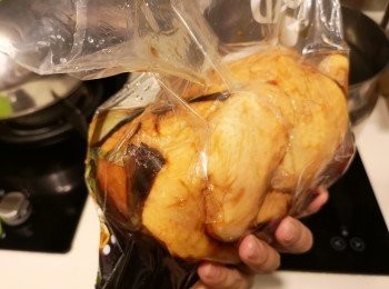 step5: 雞放入真空膠袋，然後倒入巳攤凍的豉油醬料，最後抽真空封口。
