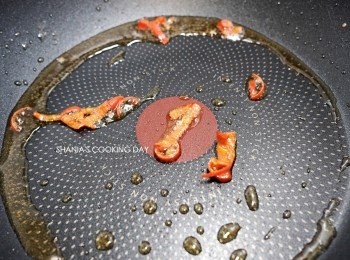 step5: 放入辣椒稍微炒香。