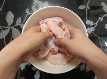 step1: 焗爐預熱至180度。 將<span class="group_3">醃料</span>抹勻<a href="https://bit.ly/3zHU5V3" target="_blank" data-keyword="雞翼" class="guide-link"><strong>雞翼</strong></a> <span style="display:inline-block;vertical-align:middle;margin-top:-3px;color:initial;border-radius:3px;padding:2px 3px;font-size:12px;line-height:14px;background:#87d300;color:#fff;">即買</span> 醃20分鐘