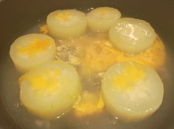 step4: 先慢慢加入生粉水，未必無部生粉水落曬，請目測茨汁需要。之後倒入蛋液，見微凝固後先攪勻。