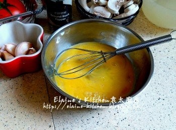 step3: 兩隻雞蛋打成蛋液