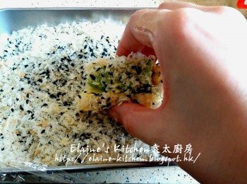 step11: 將每件雞蛋豆腐三文治逐一沾上麵粉 >>蛋液 >> 黑芝麻麵包糠