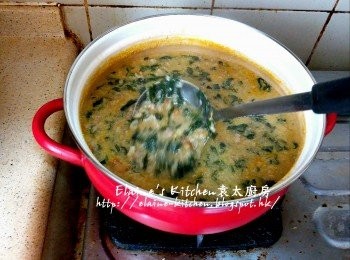 step13: 最後加入紅蘿蔔茸及魚肉拌勻 , 轉用中火煮滾 , 熄火焗10分鐘即可