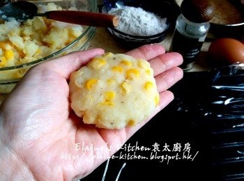 step6: 將適量的餡料搓成圓形再稍為壓平 , 蓋上保鮮紙放入雪櫃靜待30分鐘