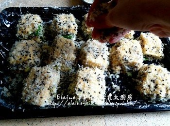 step12: 放上碟後再灑上黑芝麻麵包糠 , 蓋上保鮮紙後入冰箱冷藏1小時