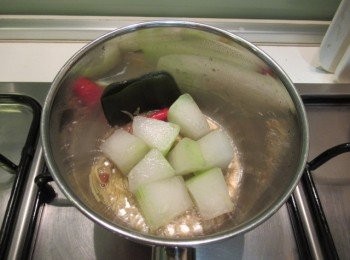 step2: 取小鍋子,放入薑絲,辣椒,酒,味霖及豆醬煮滾出香氣,放入步驟1拌勻.(可加煮完昆布柴魚高湯的昆布片)