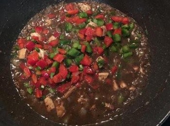 step16: 將青椒、紅甜椒丁和蔥花加到黑胡椒<span class="group_3">醬汁</span>中略煮，試吃並用鹽調整<span class="group_3">醬汁</span>鹹度即可。