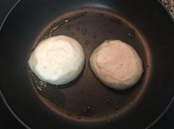 step18: 平底鍋燒熱，放少許油，放入<span class="group_2">麵糰</span>，並用手輕輕往下壓扁，小火慢煎到底面上色；