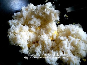 step5: 將一半份量蛋液放入鑊中拌勻炒成蛋粒 , 加入冷飯 , 少許鹽調味拌勻炒散