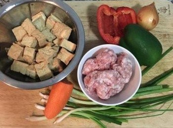 step1: 油豆腐及其它<span class="group_1">食材</span>洗淨瀝乾；青椒與紅甜椒去籽並切除內部白色的部份；