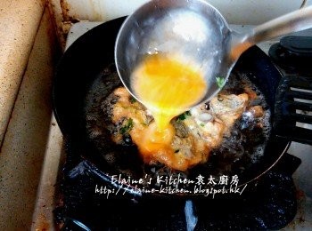 step8: 在邊邊位置加入蛋液 , 以半煎炸方式至兩面金黃色盛起