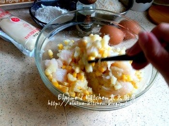 step5: 薯蓉內加入粟米粒及魚柳拌勻