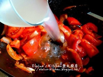 step14: 再加入上湯拌勻用中火煮幾分鐘至滾起 , 加入麵粉拌勻煮至汁稍為杰身