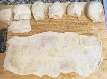 step13: 枮板抹油，取一小塊<span class="group_2">麵糰</span>，拉長後，用手輕輕鋪平鋪薄成長方型，放上一勺<span class="group_3">油酥</span>，用手抹勻；