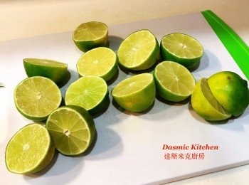 step3: 檸檬切半、用叉子挑出種子