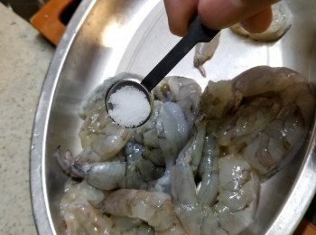 step2: 落約1/4茶匙醃一醃，待蝦有底味