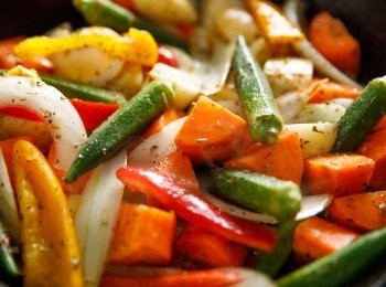 step5: 同一油鍋，把步驟3的蔬菜下鍋炒香。