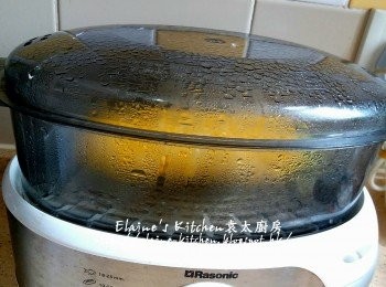 step2: 蒸好薯仔再蒸粟米 , 粟米放入電蒸鍋內蓋上蓋蒸15分鐘