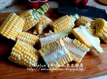 step2: 粟米切段 , 粉葛去皮切件