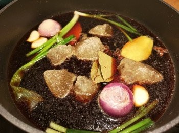 step4: 爆出香味再加入生抽 、水、八角、香葉、冰糖和玫瑰露，直至冰糖溶化，攤凍後使用。