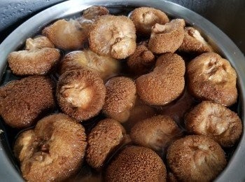 step1: 買一大袋猴頭菇可以先處理定去除苦味,然後放雪櫃慢慢用,做法是先用水洗一洗,再用水浸一晚