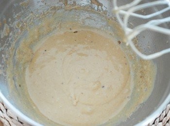 step2: 用電動打蛋器打發牛油和黑糖，然後加入雞蛋，拌勻