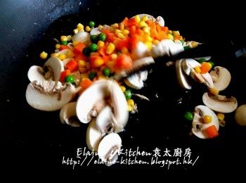step4: 白蘑菇及雜豆放入鑊中 , 加少許鹽拌勻用中火炒數分鐘至微軟先盛起