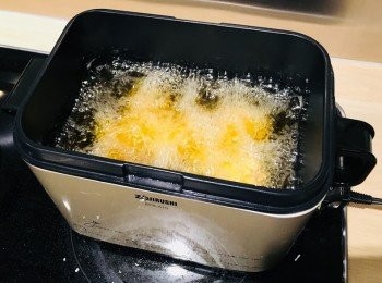 step5: 準備滾油，油鑊調至180度，放入雞肉，炸2分鐘，盛起。