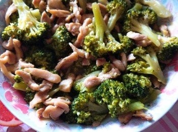 step7: 最後把西蘭花，蒜蓉加入<a href="https://bit.ly/3EZL8dD" target="_blank" data-keyword="雞胸" class="guide-link"><strong>雞胸</strong></a> <span style="display:inline-block;vertical-align:middle;margin-top:-3px;color:initial;border-radius:3px;padding:2px 3px;font-size:12px;line-height:14px;background:#87d300;color:#fff;">即買</span> 肉混合在一起就可以了上桌了