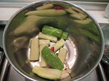 step2: 取小鍋子,放入蒜碎,辣椒,山椒,酒,味霖及白米醋煮滾出香氣,放入步驟1拌勻.