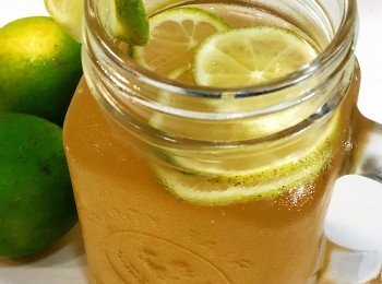 step9: 飲用前，可添加少許冰塊和新鮮香草增添風味（如：薄荷、香蜂草等）