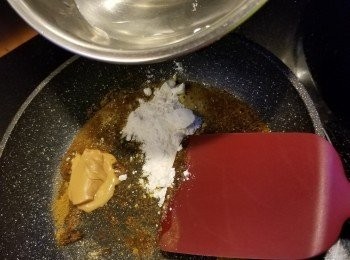 step11: 再加入花生醬及麵粉,食用開水用細火煮勻