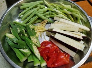 step2: 預備好所有材料:薑切絲,秋葵,蘆筍,長紅椒鈄切段,,茄子切長條,肉豆搣開長條