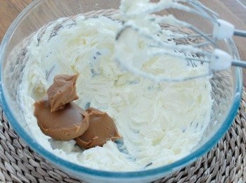 step3: 用電動打蛋器打發cream cheese，加入糖，拌勻。然後加入餅乾抹醬，拌勻