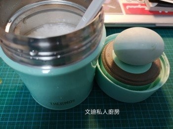 step8: 咸蛋開切開一半後去殼加入粥內。