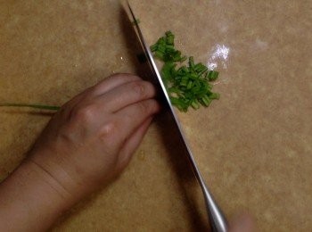 step9: 配料用的蔥洗淨去根，切粒備用
如需要指天椒，也先洗淨去蒂，切粒備用