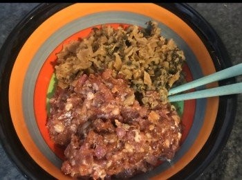 step3: 梅菜切碎，混合豬肉碎。撈勻。