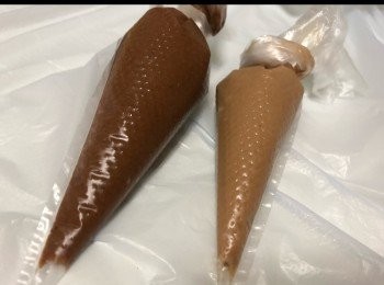 step2: 焗爐預熱170度 熱水浴法 
爐盆包好錫紙兩層最好 同放好牛油紙...
把拌好麵粉糊倒入爐盆 鄧幾下..鄧走入面空氣
預留預計小許麵粉糊溝可可粉 一深 一淺
放入唧袋..便可唧上面...