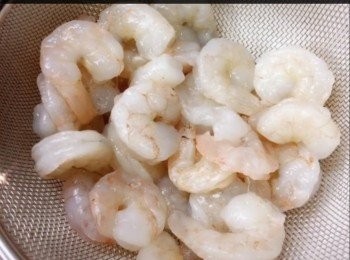 step1: 新鮮蝦脫殼洗淨去腸，用抹肉紙吸乾水份 ，備用。