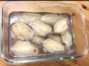 step4: ～<a href="https://bit.ly/3zHU5V3" target="_blank" data-keyword="雞翼" class="guide-link"><strong>雞翼</strong></a> <span style="display:inline-block;vertical-align:middle;margin-top:-3px;color:initial;border-radius:3px;padding:2px 3px;font-size:12px;line-height:14px;background:#87d300;color:#fff;">即買</span> 焗完後，取出加入冰水浸涼，然後用抹肉紙抹乾身，倒入已待涼的白雲汁內，雪一整天或5小時以上便可。