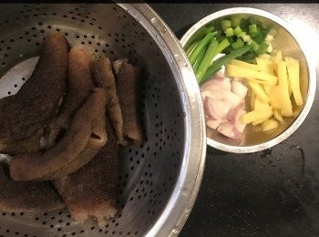 step1: 雪藏海參解凍，清除內藏清乾淨，青葱切段（部分切成葱花，上碟用），乾葱切粒，薑切絲