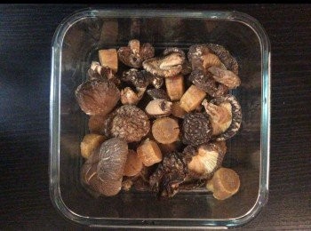 step1: 將冬菇，瑤柱洗乾淨，浸大約兩小時。
米洗乾淨，浸大約半小時。