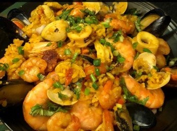 step6: 再將蝦、魷魚、蜆及青口鋪上飯上稍拌勻，再蓋上蓋煮約10分鐘至熟。最後加入調味料，上桌時將幾隻完整的蝦、青口擺好，撒上葱和月桂葉碎便可。




想知道我更多食譜，可去我Facebook 專頁。
https://m.facebook.com/carlineki/