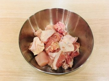 step1: 將雞肉解凍洗淨，切成一口大小。