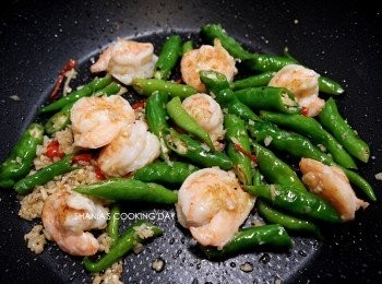 step8: 放回蝦仁再與蒜薑末翻炒均勻。