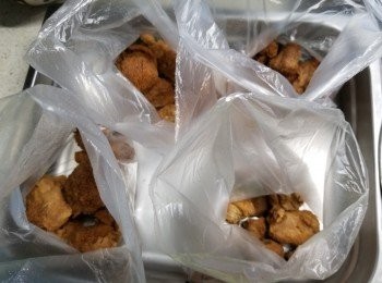 step5: 蒸好的猴頭菇,留起部份用作整沙爹用,其餘分別用膠袋分開裝起,然後放入雪櫃冰格待用