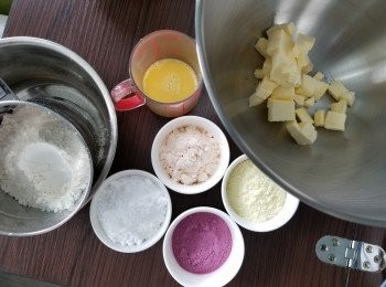 step8: 再預備皮材料:底筋麵粉 135g ,糖粉 60g ,淡牛油 100g ,吉士粉 24g ,全脂或脫脂奶粉 24g  ,全蛋液 24g ,紫薯粉20g
(淡牛油切粒放在室溫軟化) ((凡用牛油制品,夏天一定要開冷氣整))