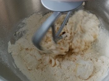step25: 再開慢速將粉與牛油拌勻冇白色即可停機